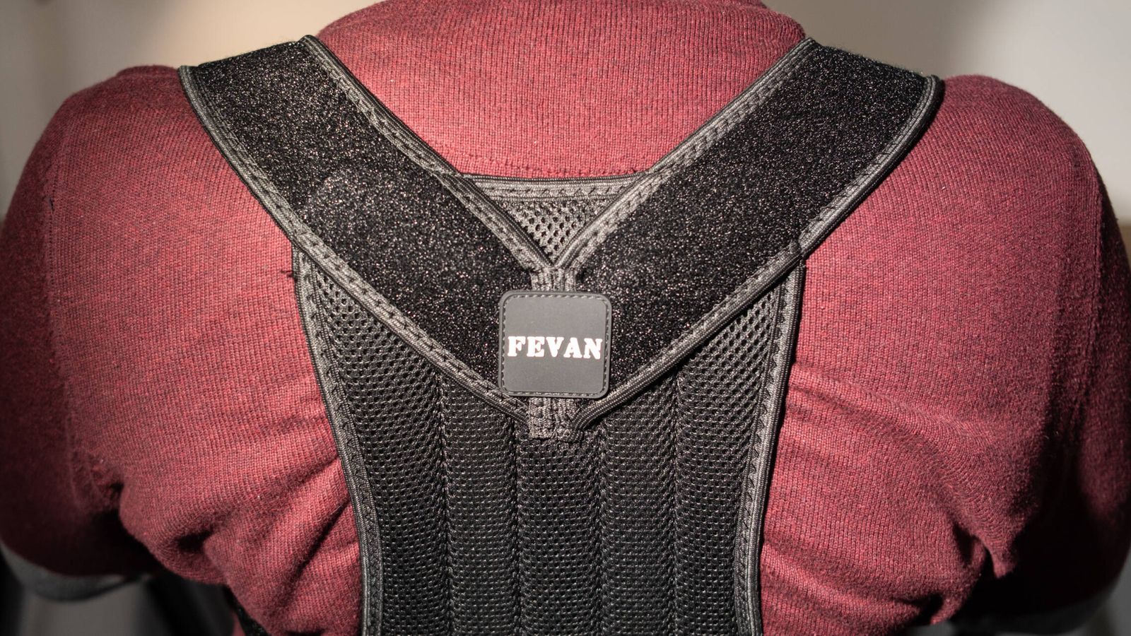 Nos ponemos un chaleco postural de la marca Fevan | Foto: Sergio Beleña