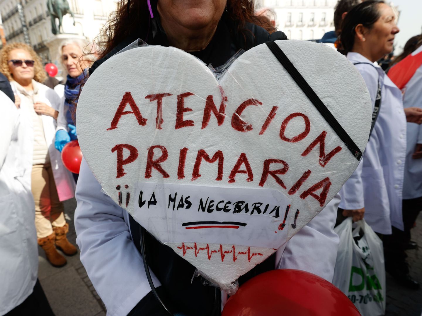 Manifestación de médicos y pediatras de la Atención Primaria de la Comunidad de Madrid frente Consejería de Sanidad. (EFE/Javier Lizón) 