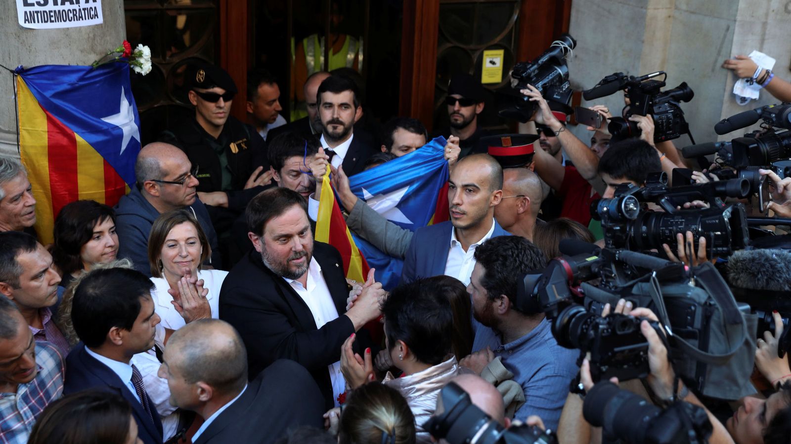 Foto: Oriol Junqueras sale de la Consejería de Economía. (Reuters)