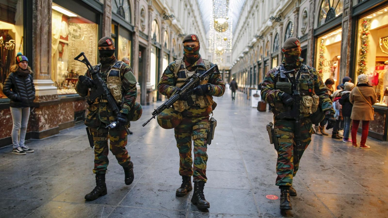 Foto: Agentes de policía belgas patrullan por la Gallerie de la Reine en Bruselas. (EFE)