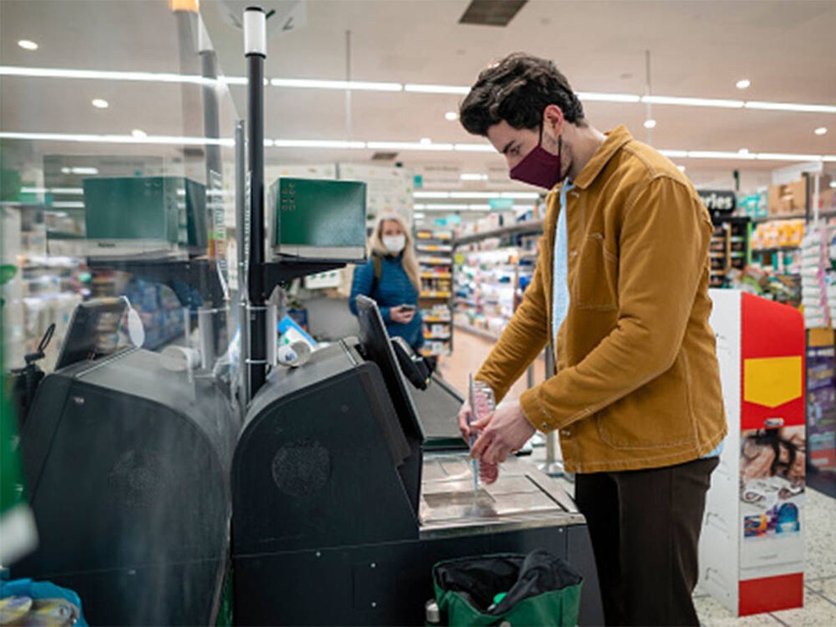 Foto: ¡Cuidado! Si usas las cajas de autocobro del supermercado pueden acusarte de robo (iStock)