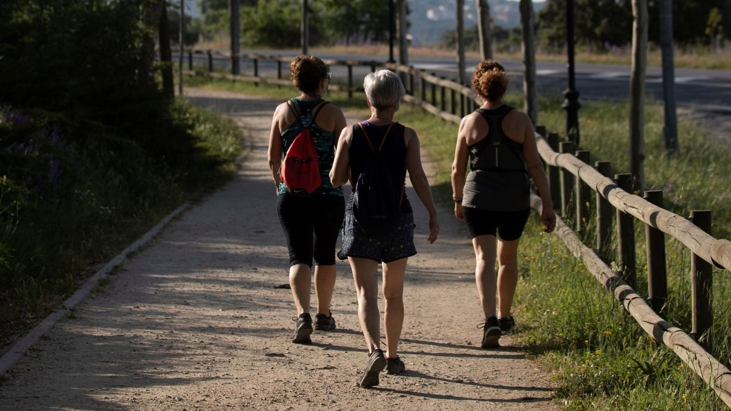 Varias personas hacen deporte en un parque de Alpedrete, en la sierra madrileña. (EFE)