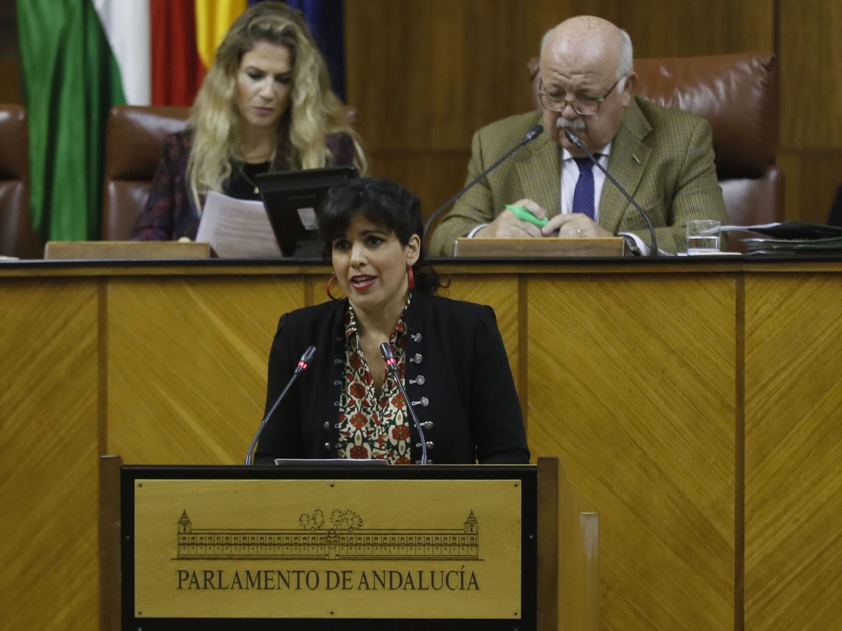 Foto: La líder de Adelante Andalucía, Teresa Rodríguez, en su última intervención en el Parlamento andaluz. (EFE/José Manuel Vidal)