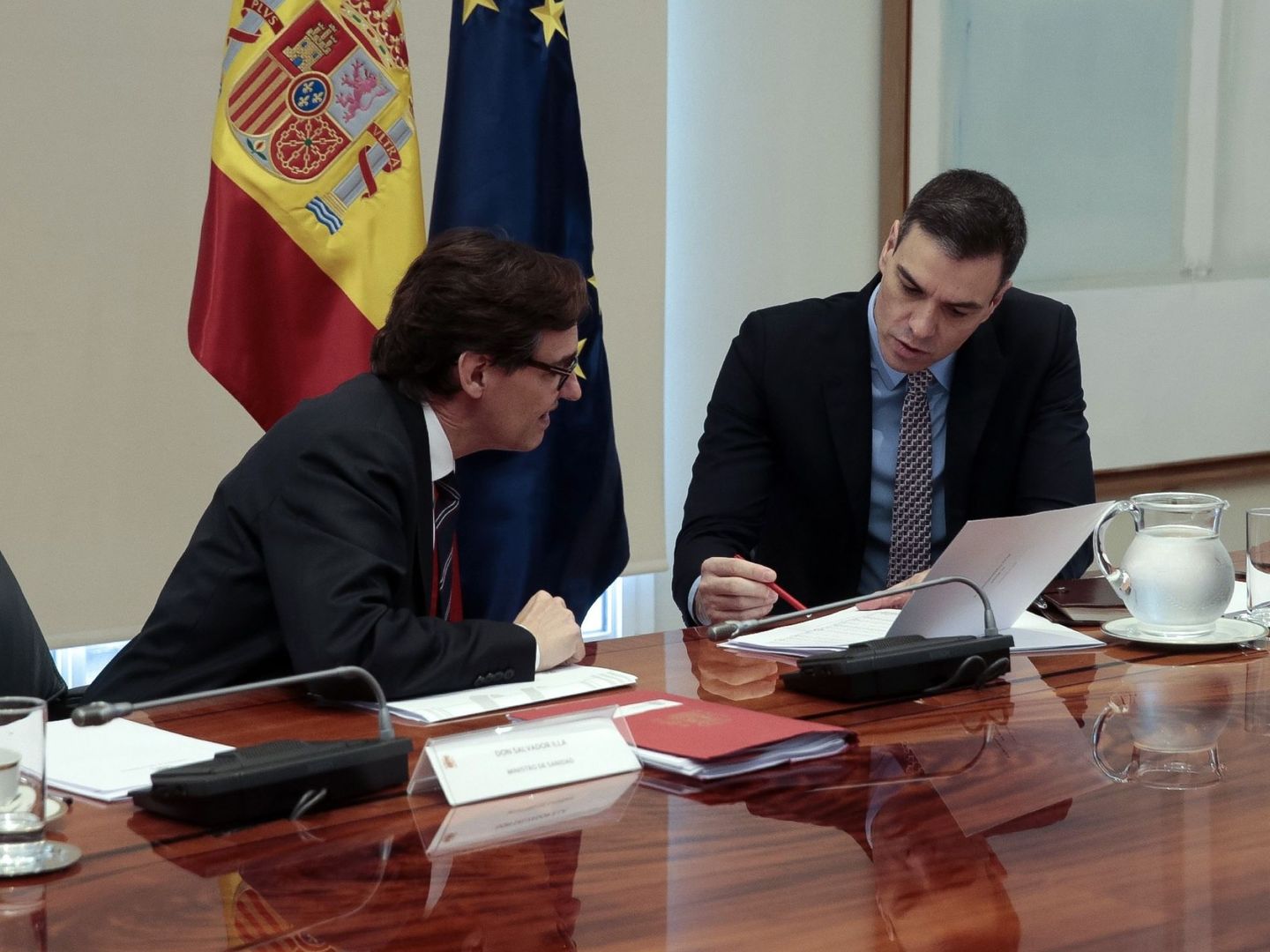 El presidente del Gobierno, Pedro Sánchez (d), con el ministro de Sanidad, Salvador Illa (i). (EFE)