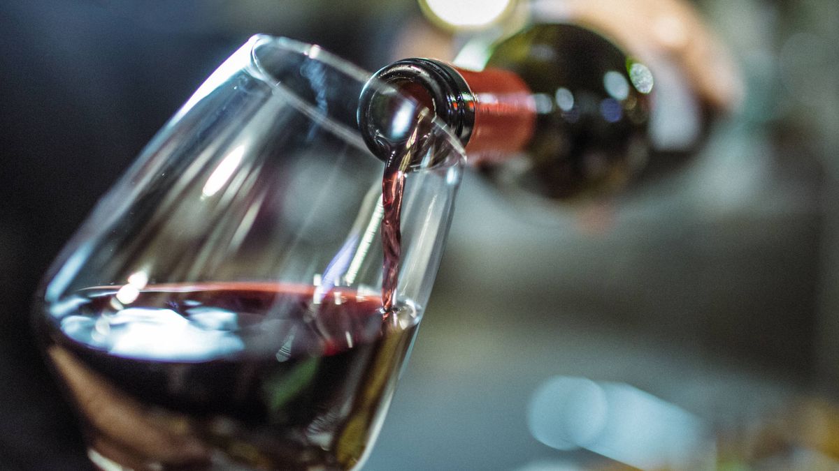 Los efectos reales de beber vino tinto (y no son los que piensas)