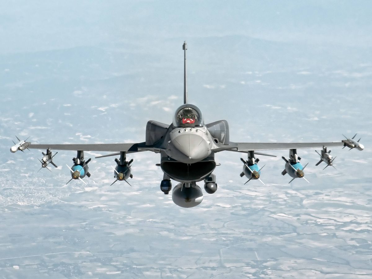 Foto: F-16 C Blok 50 turco armado con bombas de guiado por láser. (TAF)