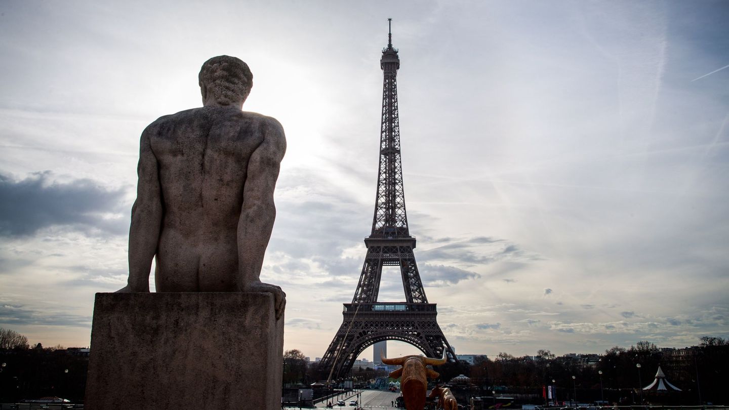 PRS01. PARÍS (FRANCIA), 12 03 2019.- Imagen que muestra la estatua del jardín de Trocadero frente a la Torre Eiffel, este martes en París (Francia). EFE  Christophe Petit Tesson