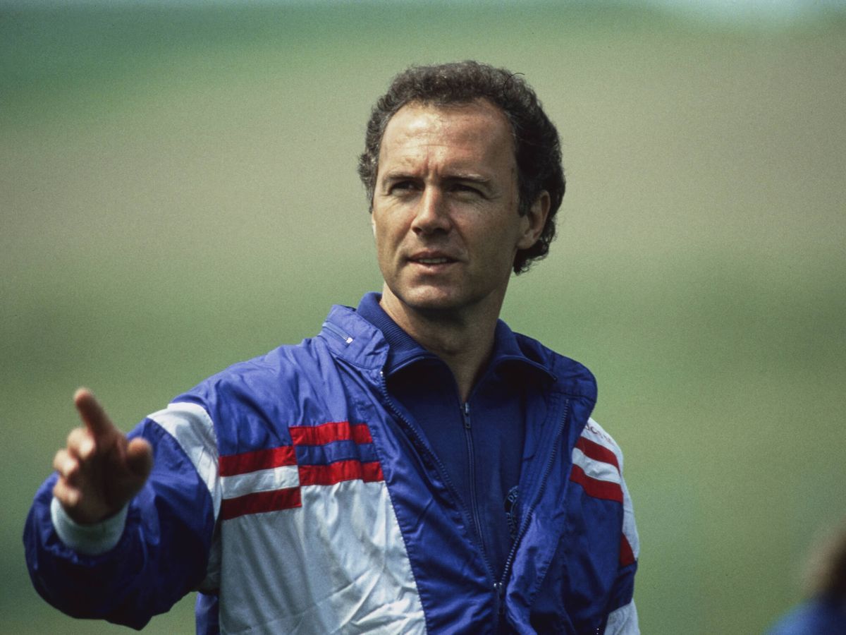 Foto: El jugador y entrenador de fútbol alemán Franz Beckenbauer, en 1988. (Bongarts/Getty Images)