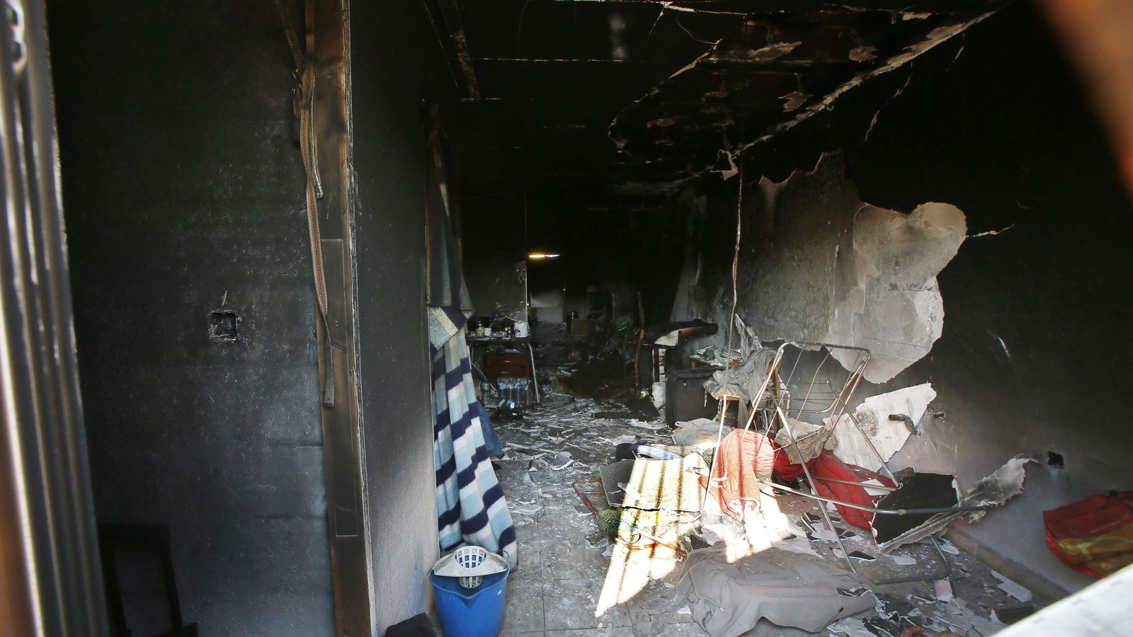 Foto: - Interior de la vivienda en la que dos personas han muerto y otras dos han resultado heridas. (EFE)