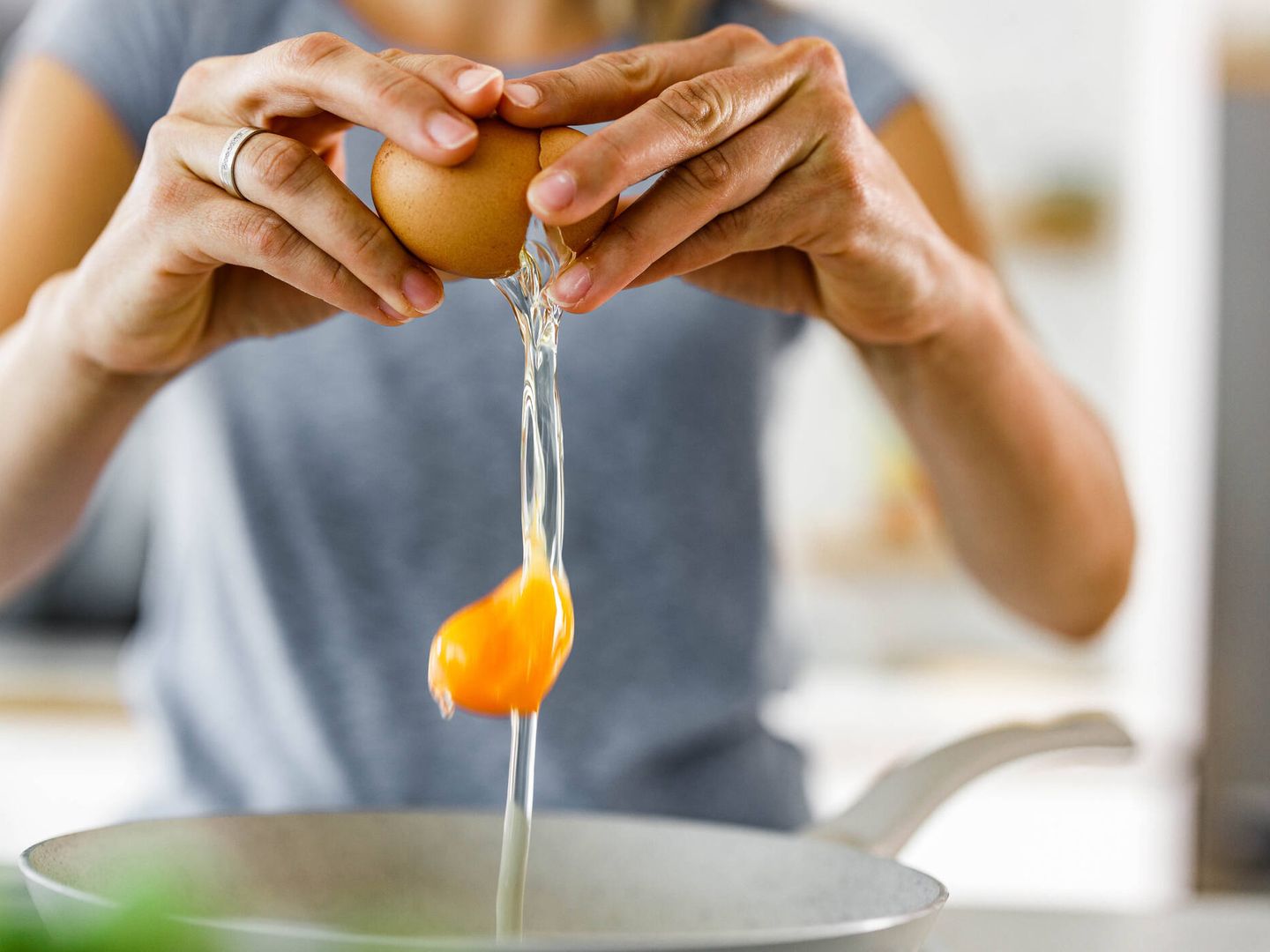 Los huevos contienen avidina, proteína que interfiere en la absorción de la vitamina B8. (iStock)