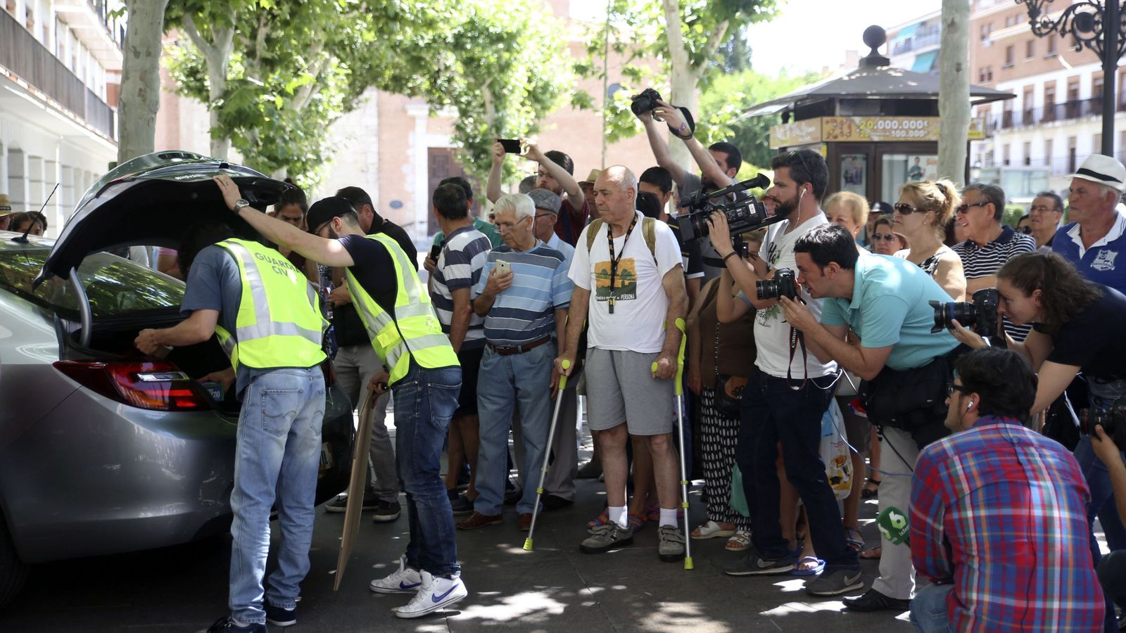 Foto: La Guardia Civil detuvo ayer a 11 personas vinculadas con el amaño de contratos públicos. En la imagen, los agentes introducen documentación del Ayuntamiento de Torrejón de Ardoz. (EFE)