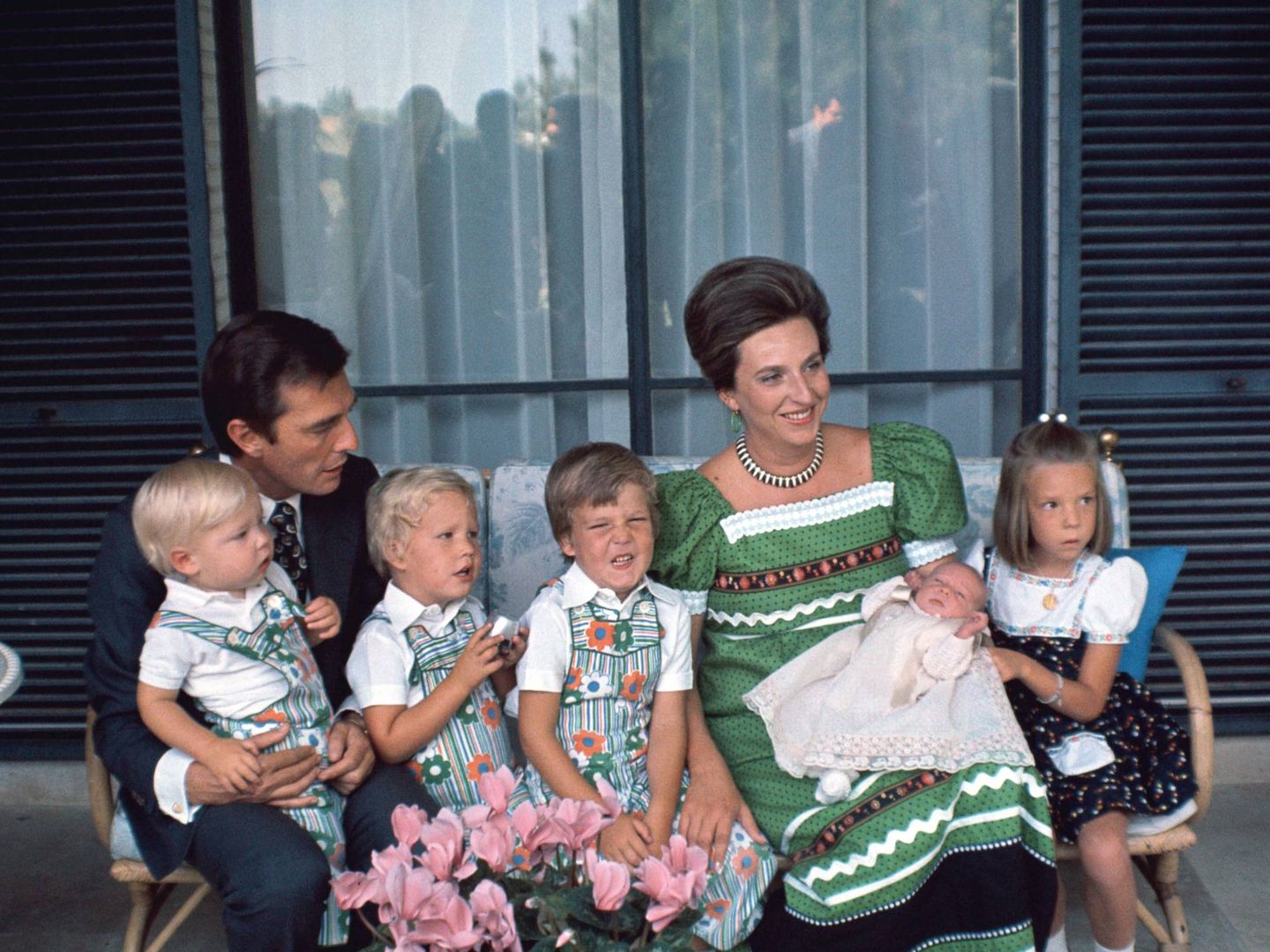 La infanta Pilar, con su marido y sus cinco hijos. (Getty)