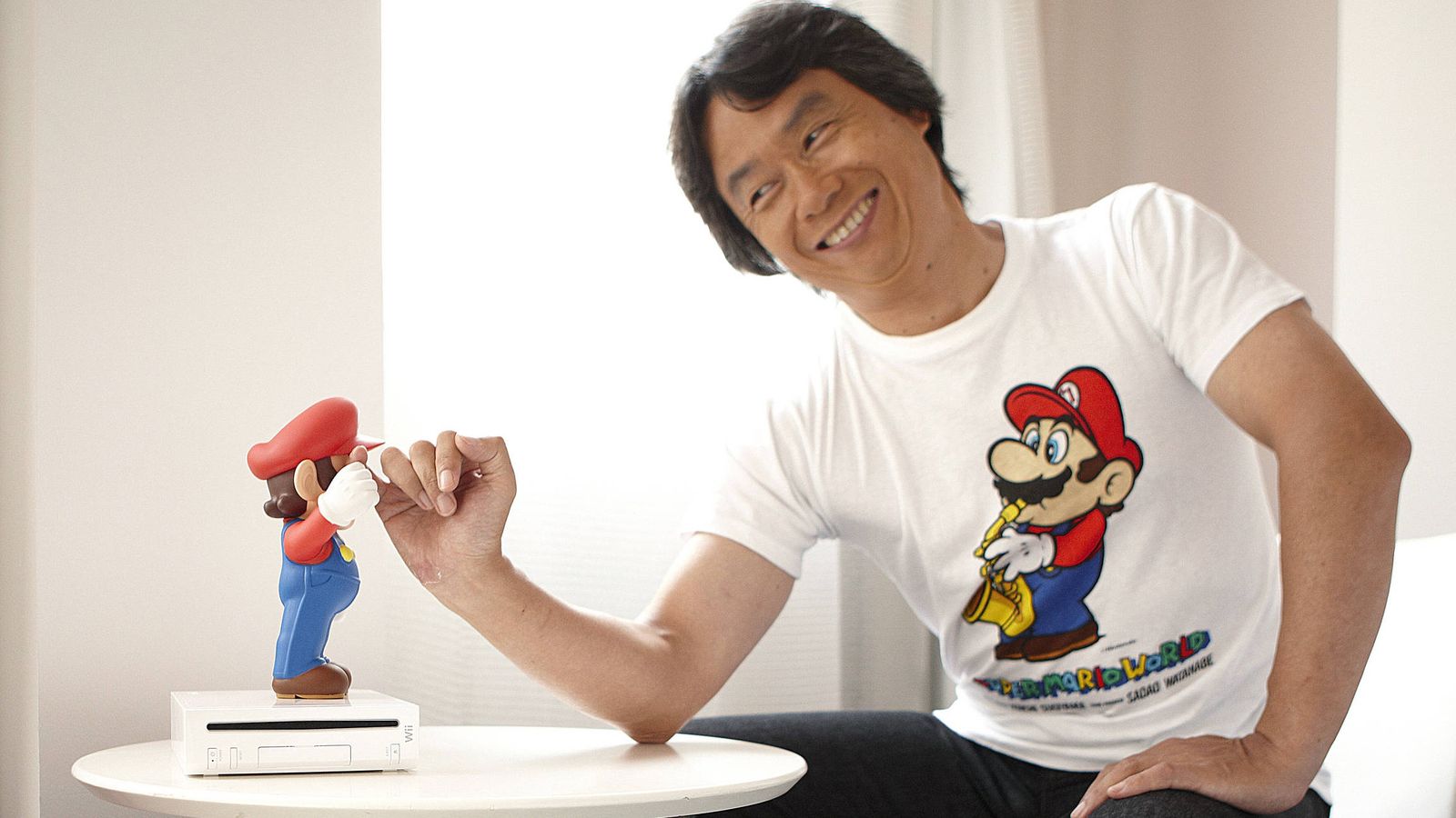Foto: Miyamoto posa junto a una de sus creaciones más conocidas: Super Mario. (Nintendo)