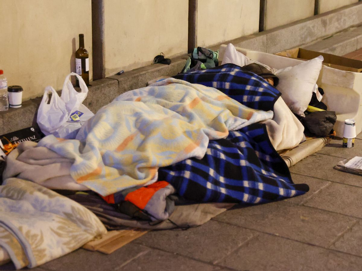 Foto: Personas sin techo, durmiendo en la calle. (EFE/Luis Tejido)