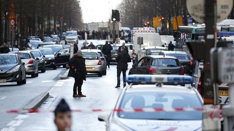 Abaten a un hombre en una comisaría de París, armado con un falso cinturón explosivo