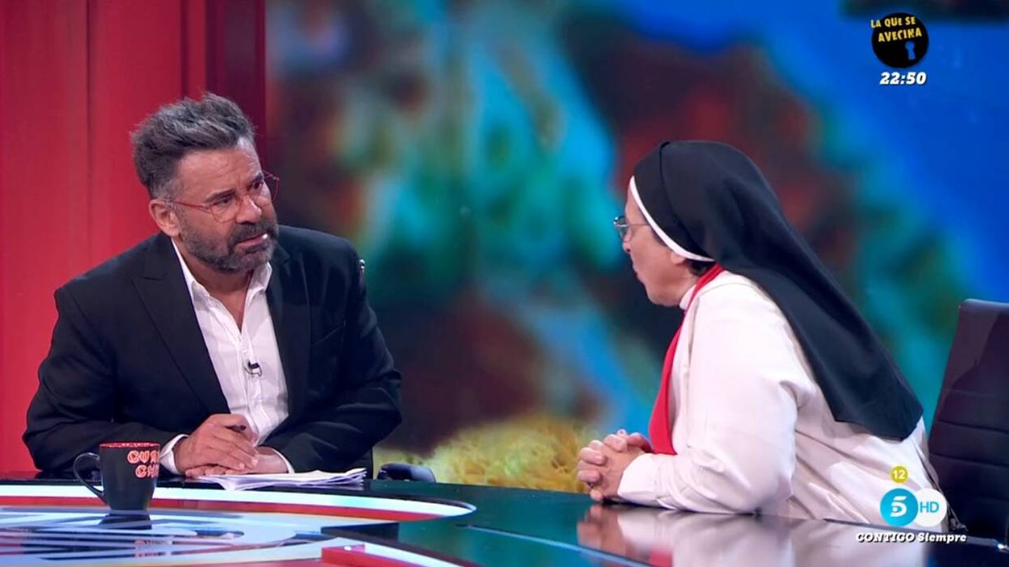 Jorge Javier Vázquez y la monja Sor Lucía Caram en 'Cuentos chinos'. (Mediaset)