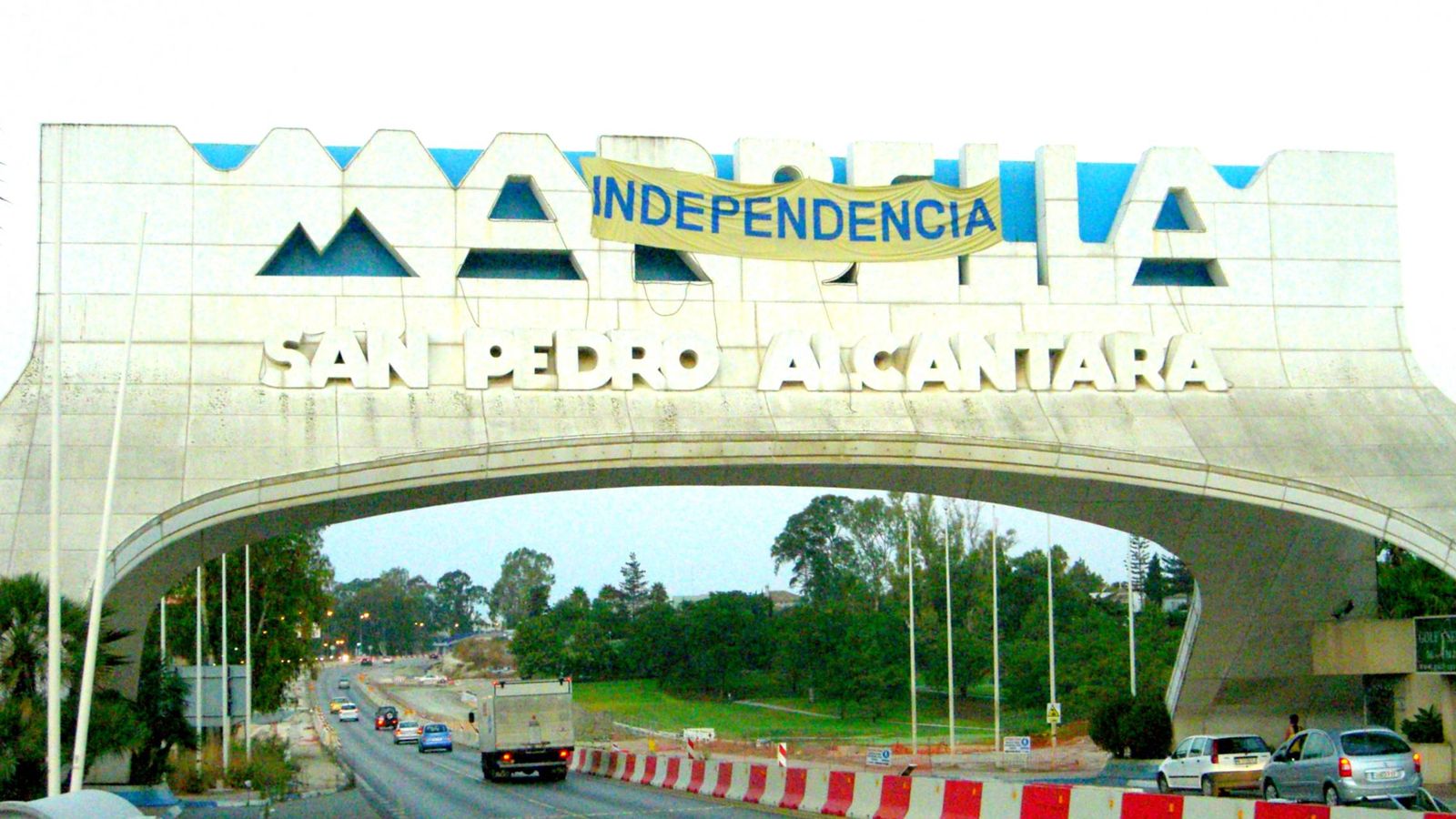 Foto: Las reivindicaciones de independencia han llegado hasta el arco de San Pedro. (A.G.)