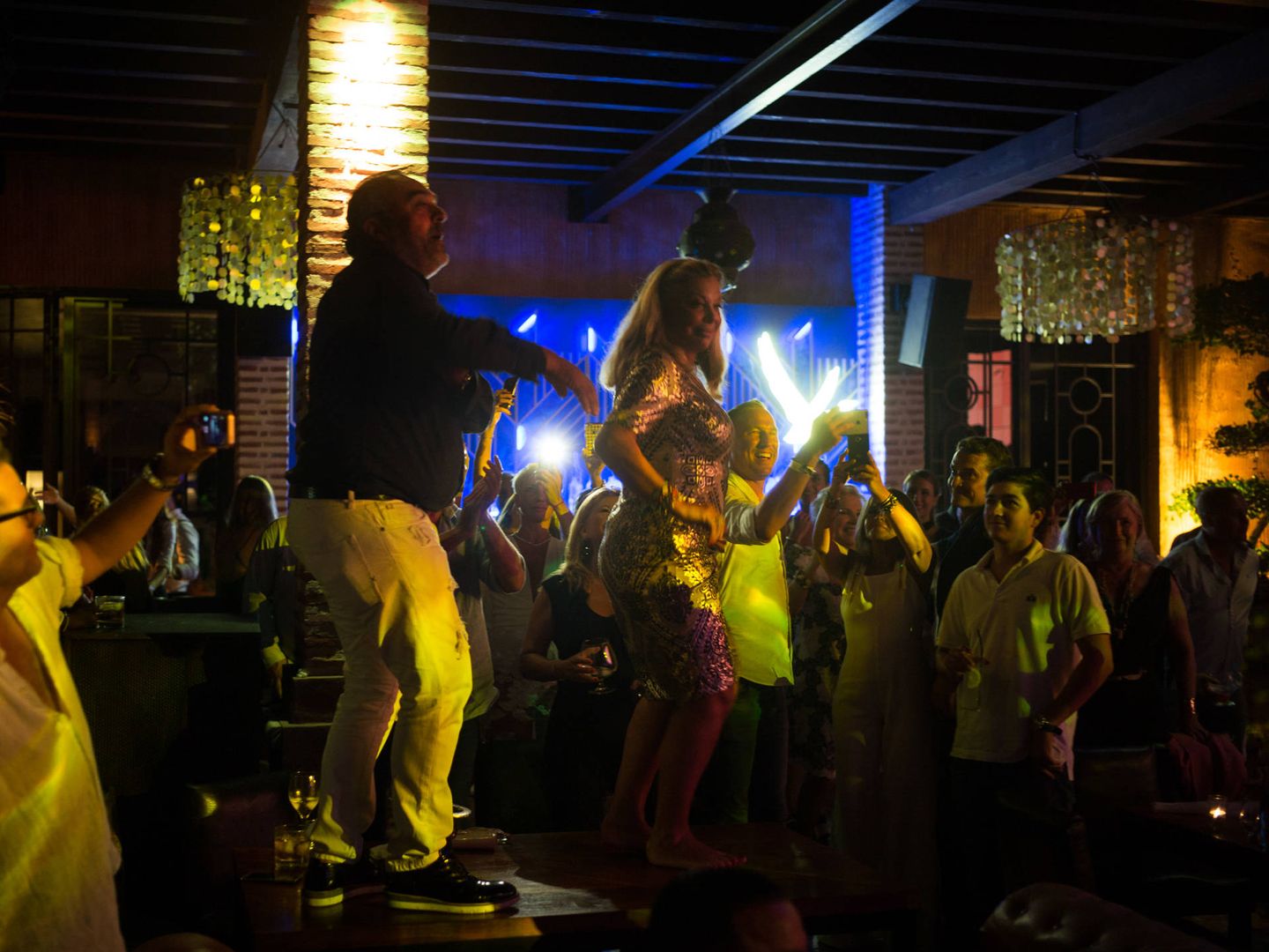 Olivia Valere dándolo todo en la discoteca de su nombre con el vocalista de los Gypsy King. (Dansanphoto.com)