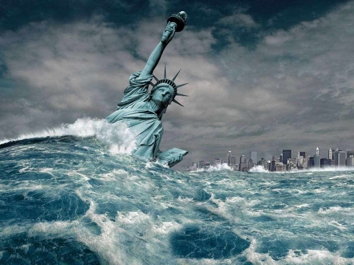 Foto: Imagen ficticia de la Estatua de la Libertad arrastrada por las olas. (iStock)