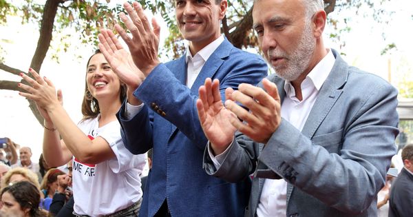 Foto: Pedro Sánchez, con los candidatos a la presidencia de Canarias, Ángel Víctor Torres, y a la alcaldía de Santa Cruz, Patricia Hernández, este 16 de mayo. (EFE)