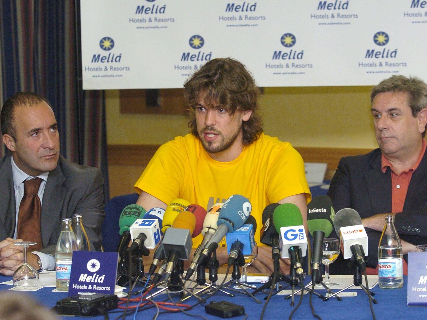 Marc Gasol (c) se marchó a la NBA tras dos temporadas en Girona. En la imagen está acompañado por Antonio Maceiras (i) y Josep Amat (d). (EFE)