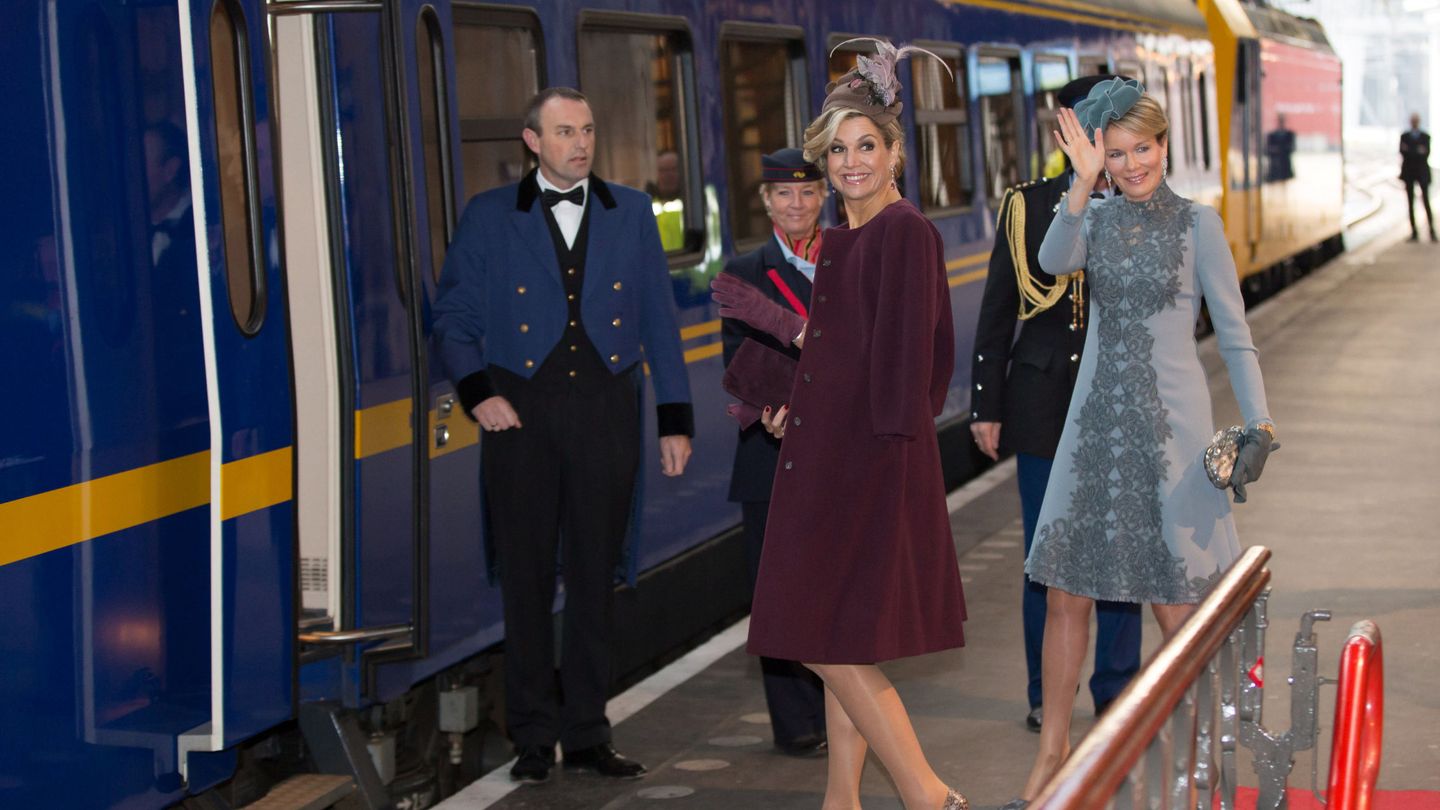 Las reinas de Bélgica y Holanda, junto al anciano tren. (Reuters)