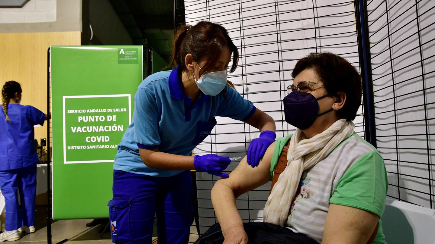 Vacunación en Almería. (EFE/Carlos Barba)