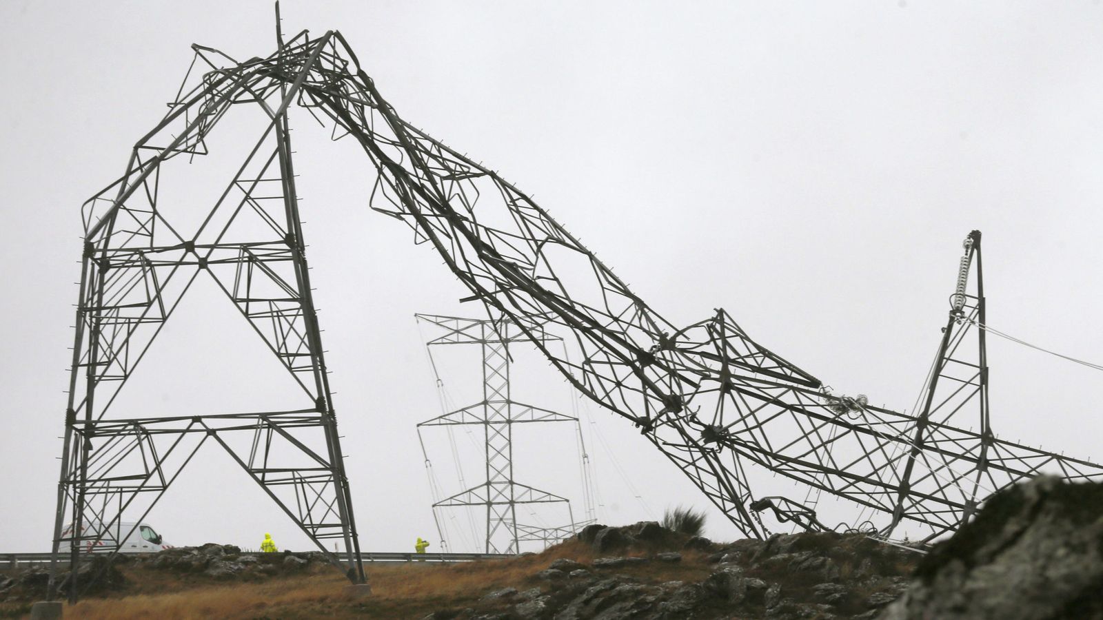 Foto: Una torre de alta tensión caída debido al temporal, esta tarde en el alto de Candal, en la localidad pontevedresa de Silleda. (EFE)