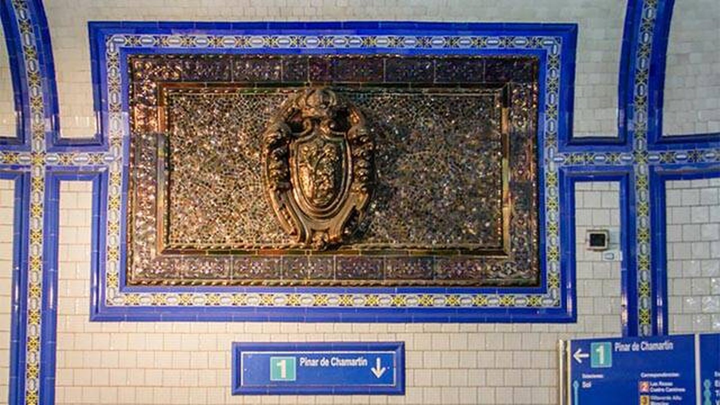 Azulejos y escudo de Madrid en la parad de Tirso de Molina (Metro de Madrid) 