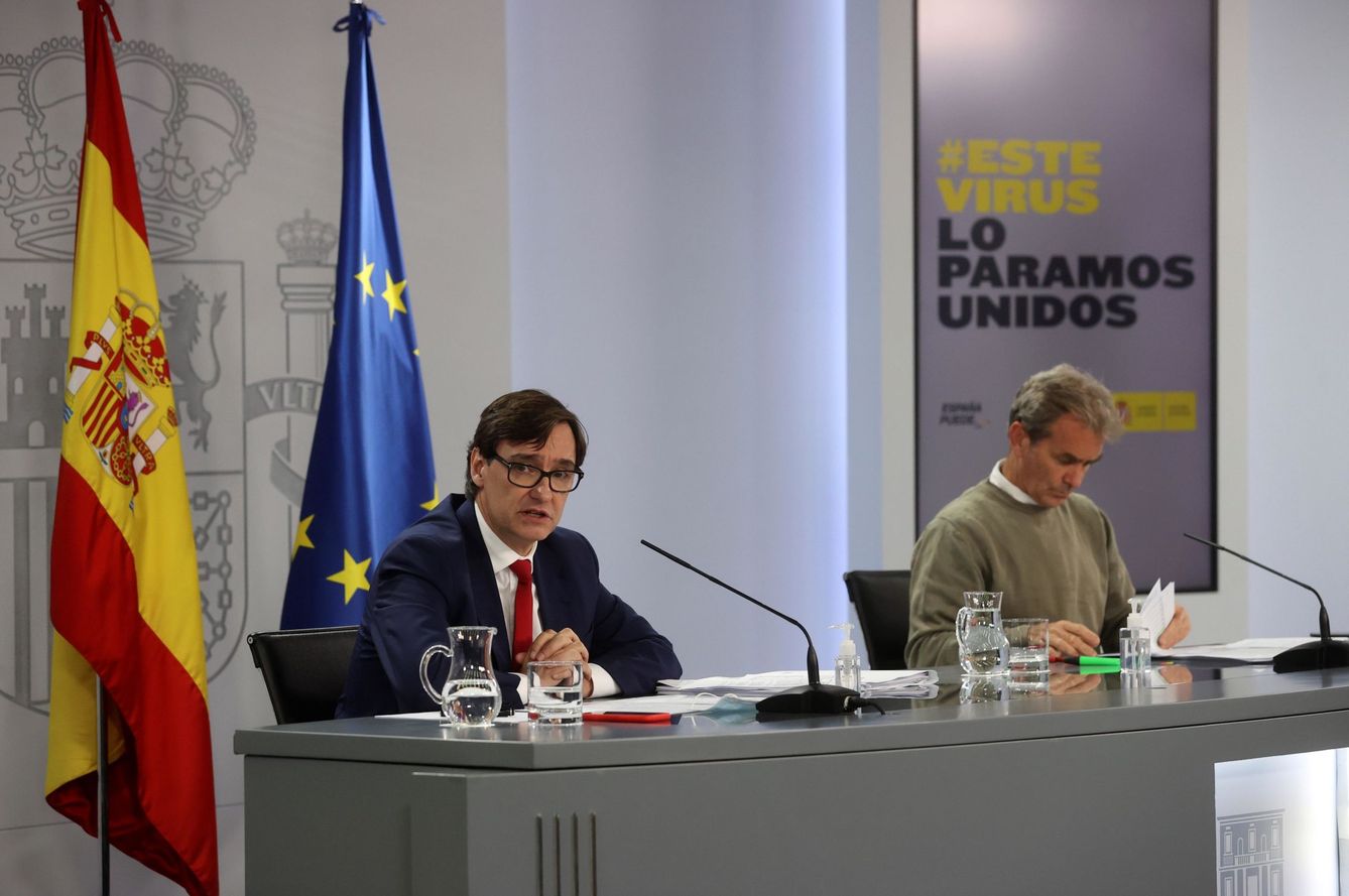 Salvador Illa (i) y Fernando Simón (d), durante la rueda de prensa de este lunes en La Moncloa. (EFE)