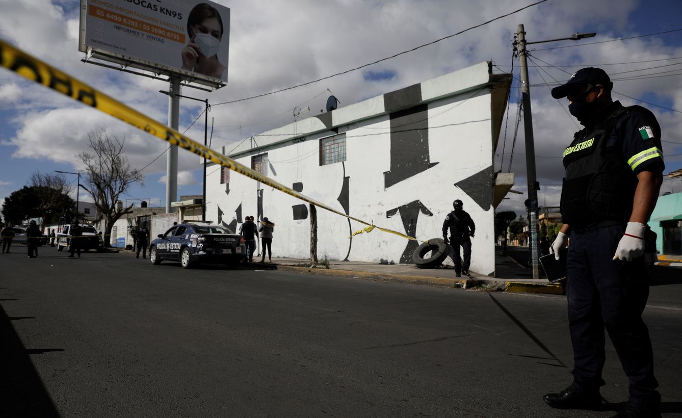 Agentes policiales en Valle de Chalco, donde aparecieron unos restos humanos en una bolsa. (EFE)