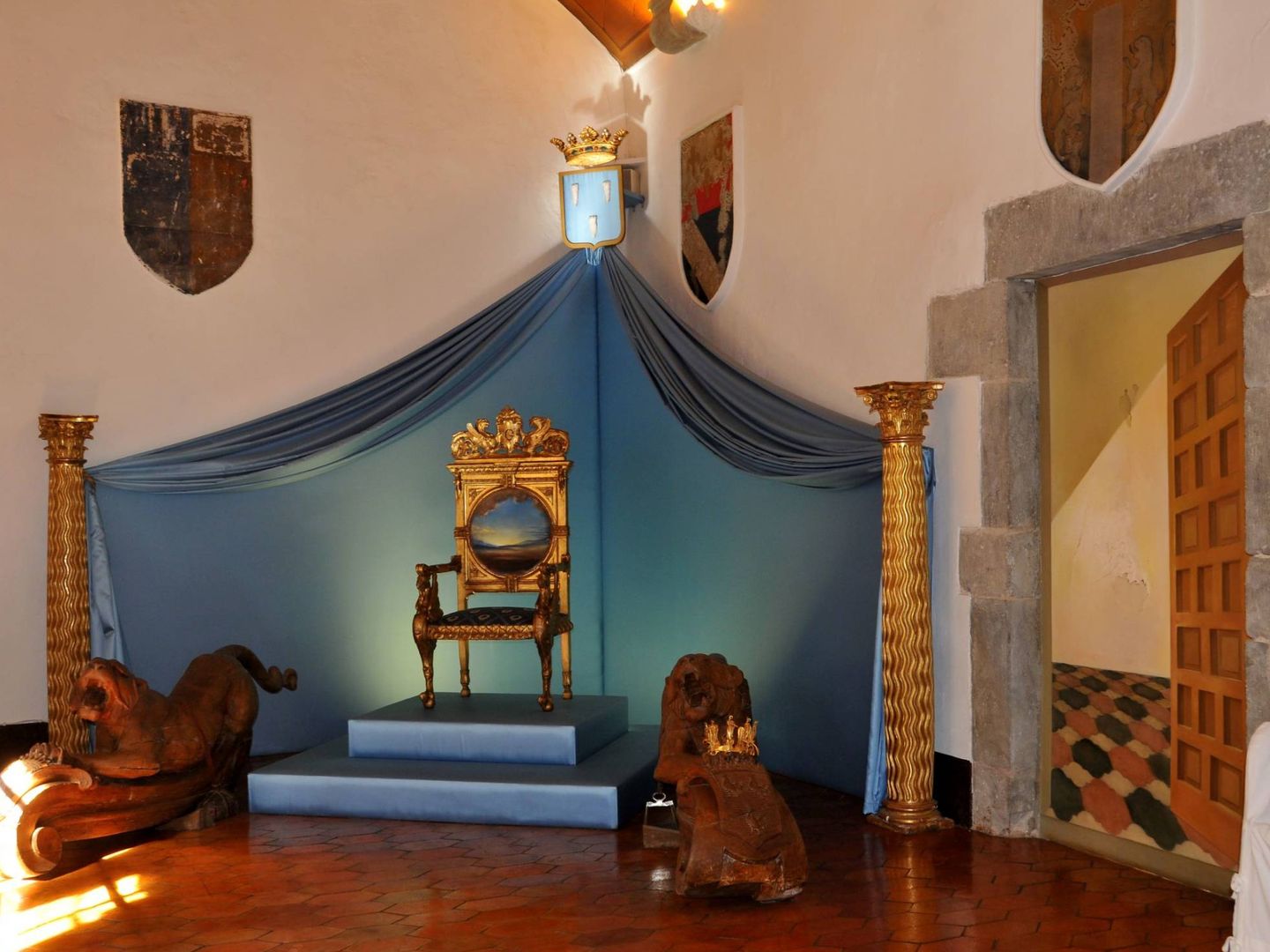 El salón del trono del Castillo Gala Dalí, muy daliniano. (Cortesía Fundación Dalí)
