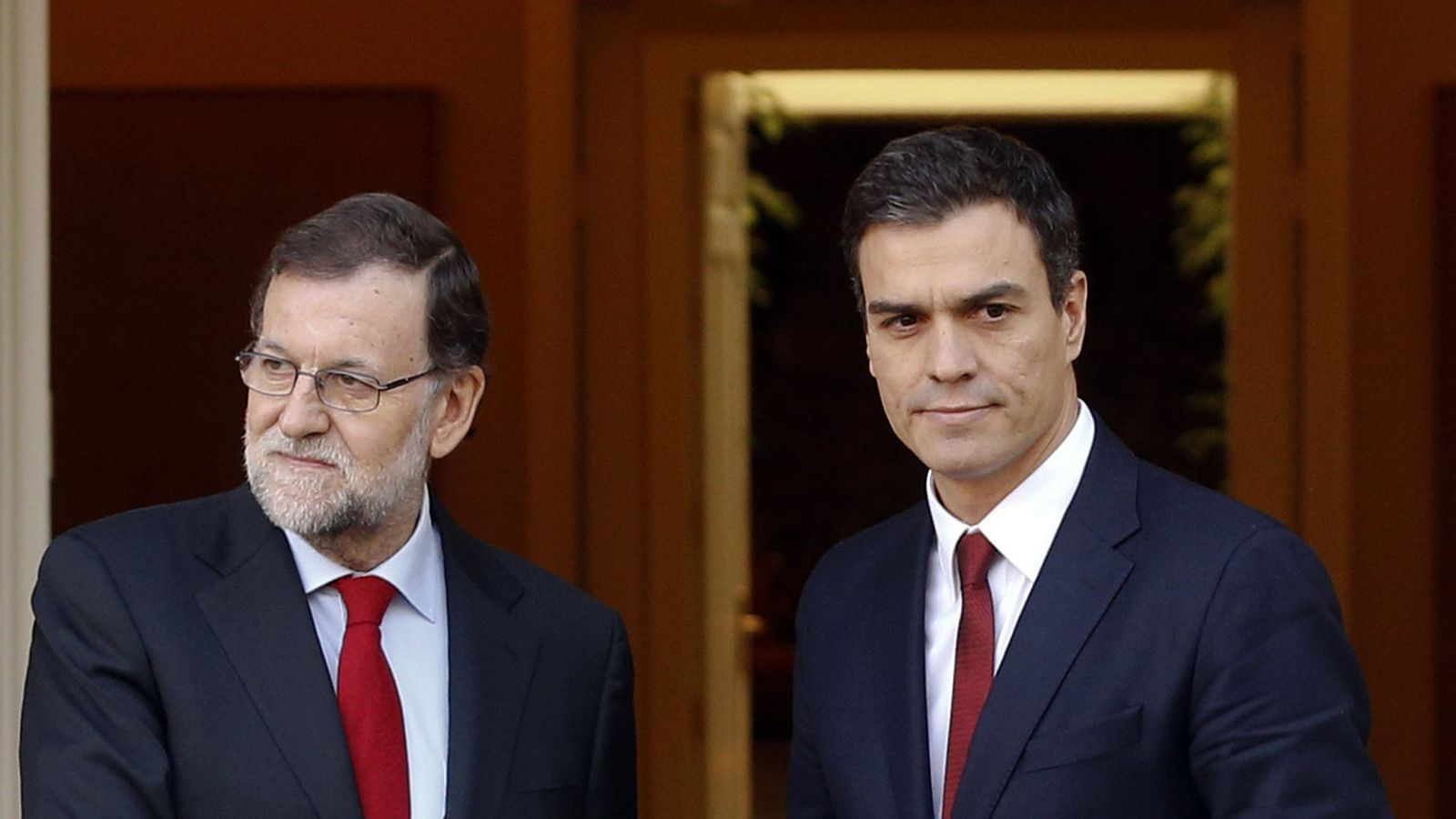 Foto: El presidente del Gobierno en funcions, Mariano Rajoy, y el secretario general del PSOE, Pedro Sánchez. (Reuters)