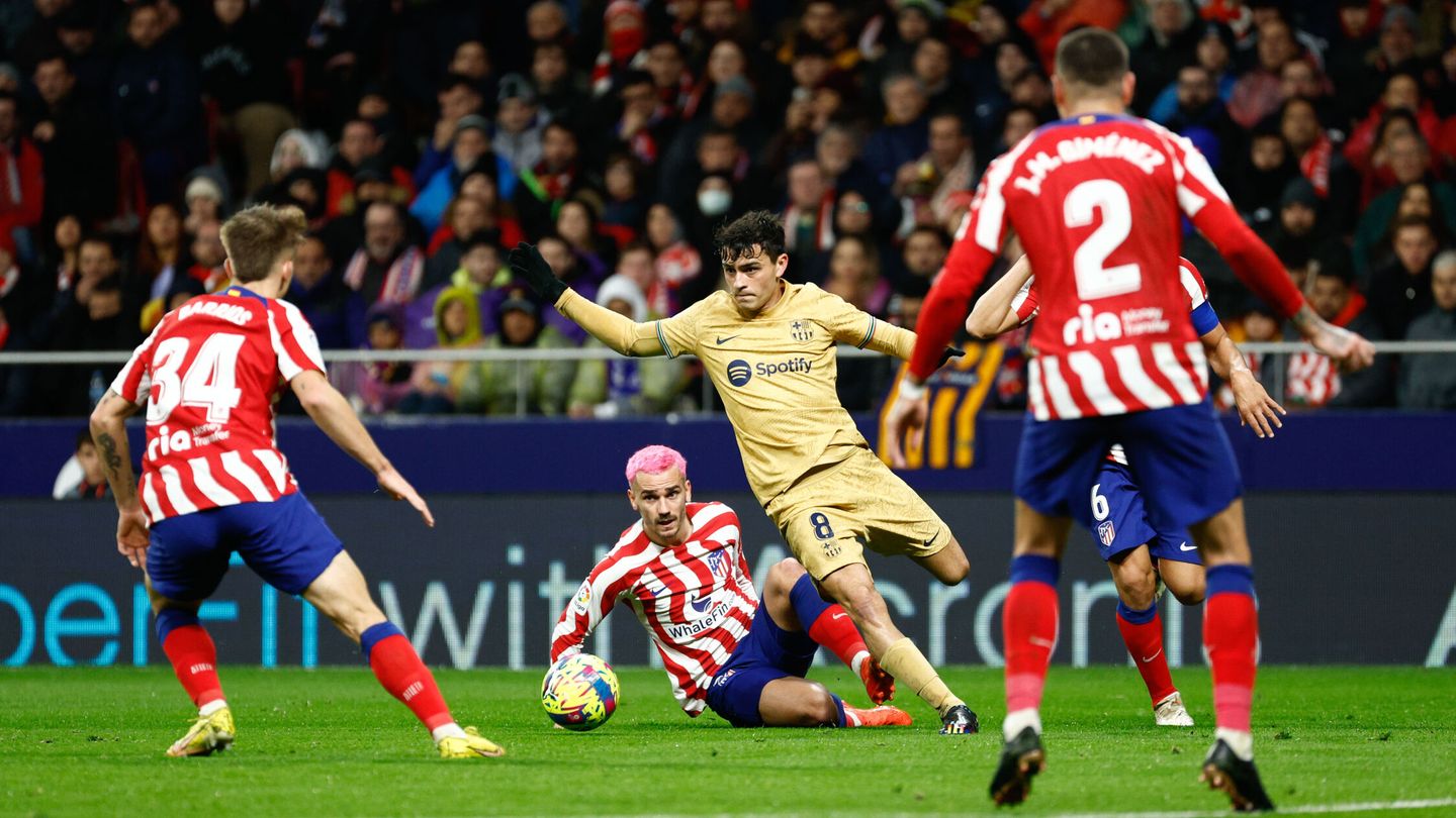 Pedri se lleva el balón ante el delantero francés del Atlético de Madrid, Antoine Griezmann. (EFE/Rodrigo Jiménez)