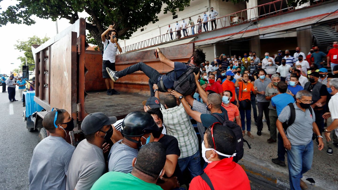 Manifestantes son forzados a entrar en un camión en La Habana. (EFE)