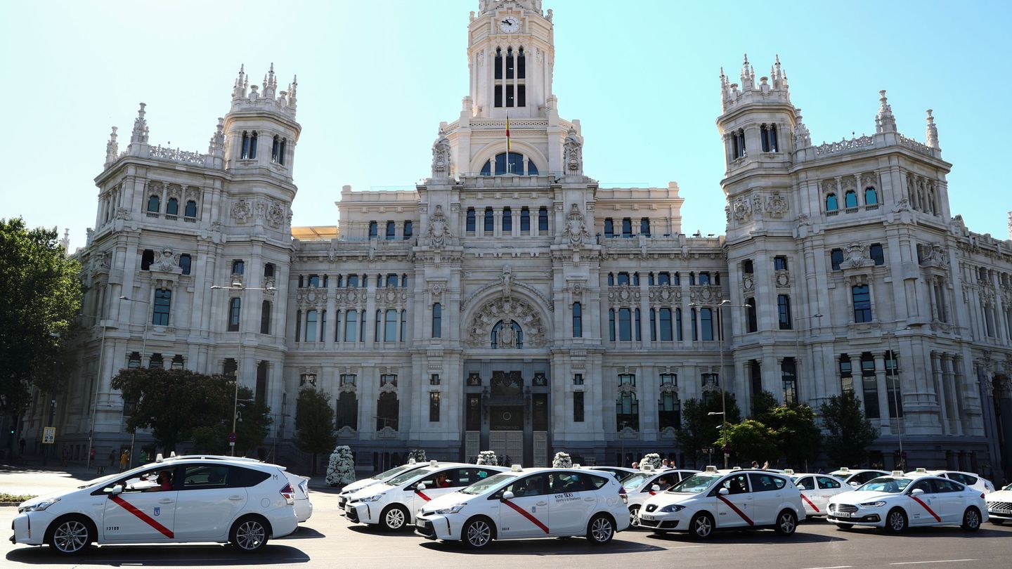 Taxistas frente al Ayuntamiento de Madrid. (REUTERS/Sergio Pérez)