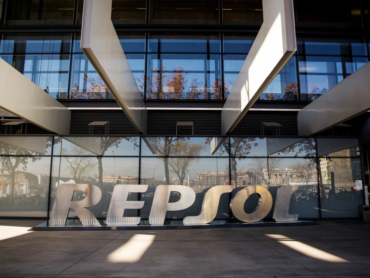 Foto: Logo de Repsol en su sede de Madrid. (Reuters/Andrea Comas)