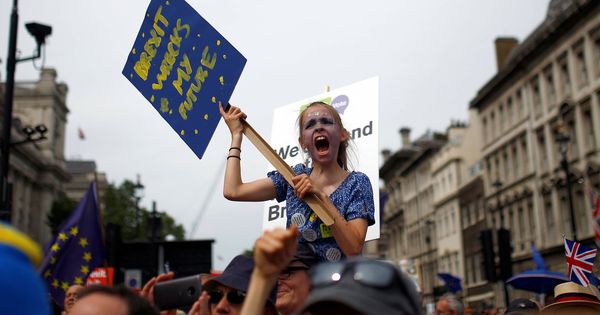 Foto: Manifestantes antiBrexit durante una marcha convocada por People's Vote, en el centro de Londres. (Reuters)