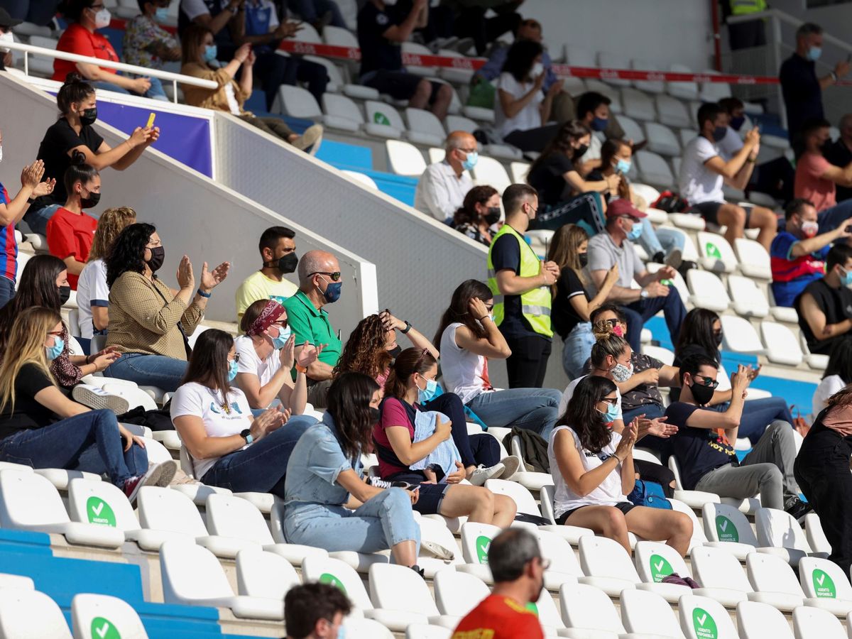 Foto: Los aficionados podrán volver a los estadios sin restricciones. (Efe)
