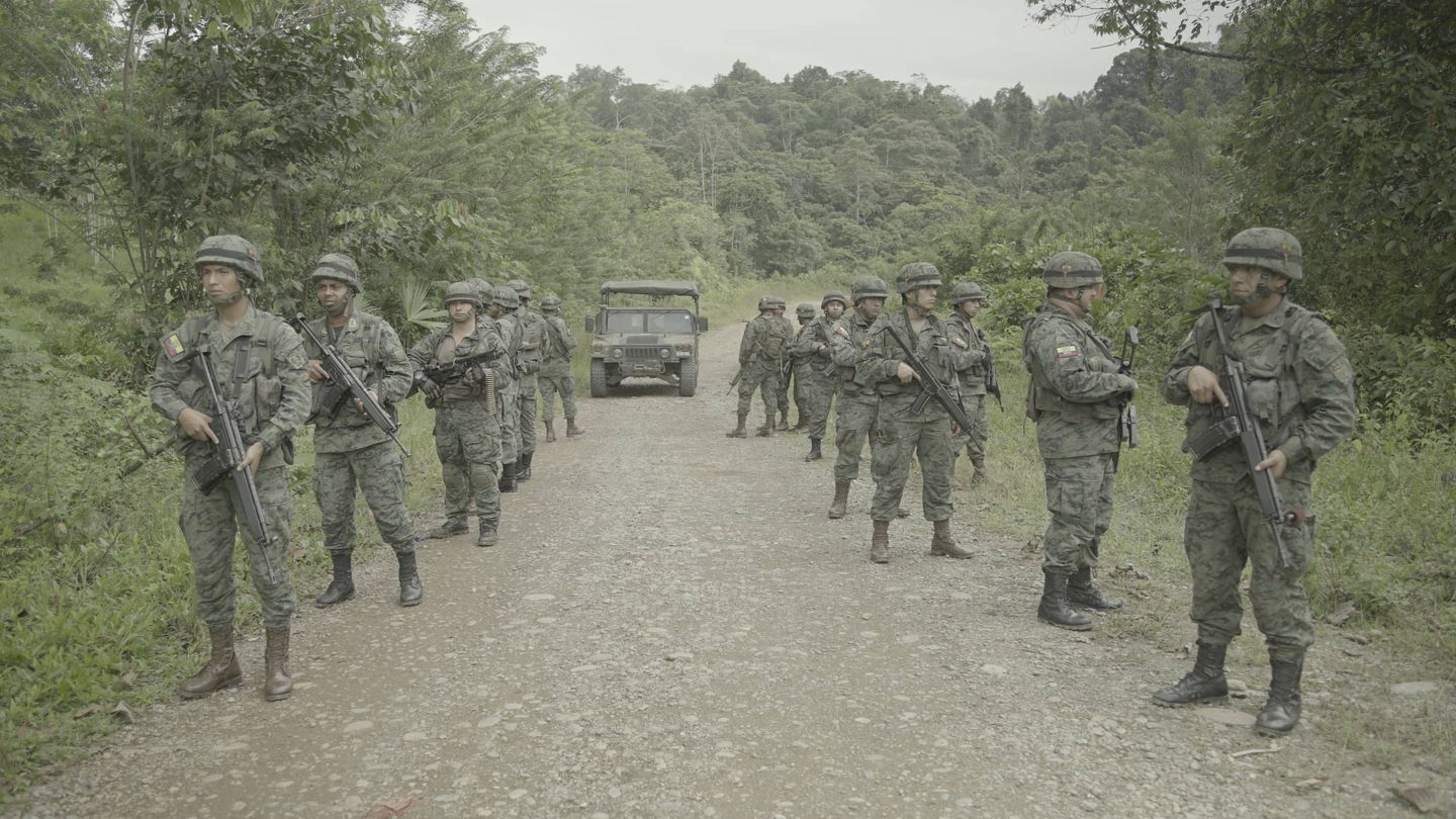 Militares ecuatorianos en Mataje. (Jules Giraudat / Forbidden Stories)