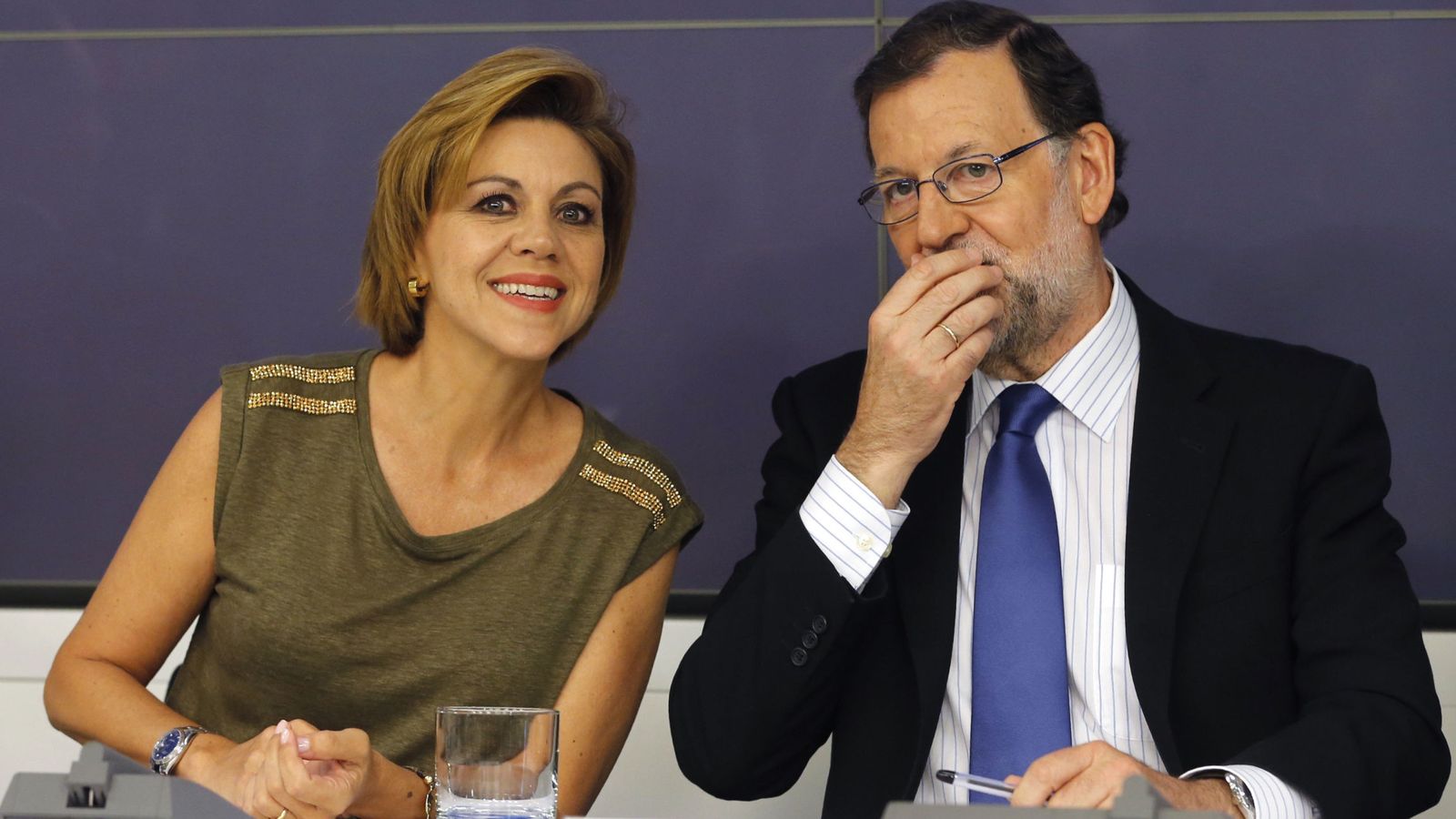 Foto: El presidente del PP, Mariano Rajoy, conversa con la secretaria general, María Dolores de Cospedal. (EFE)