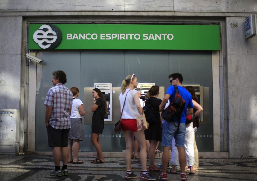 Foto: Varias personas utilizan un cajero automático de Banco Espírito Santo en Lisboa. (Reuters)
