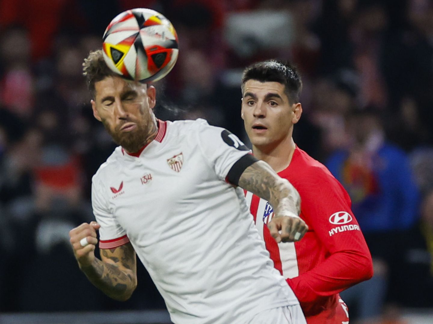 Sergio Ramos despeja un balón en presencia de Morata. (EFE/Juanjo Martín)