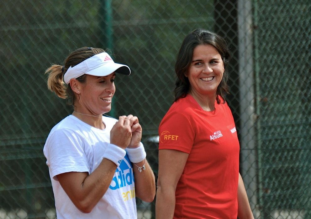 Foto: Conchita Martínez conversa con Anabel Medina durante un entrenamiento.