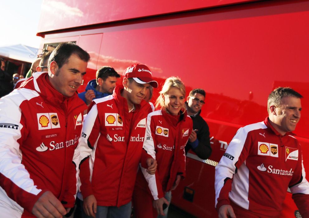 Foto: Sebastian Vettel camina junto a miembros de su equipo en el paddock durante las pruebas de pretemporada en el circuito de Jerez en el sur de España. REUTERS / Marcelo del Pozo