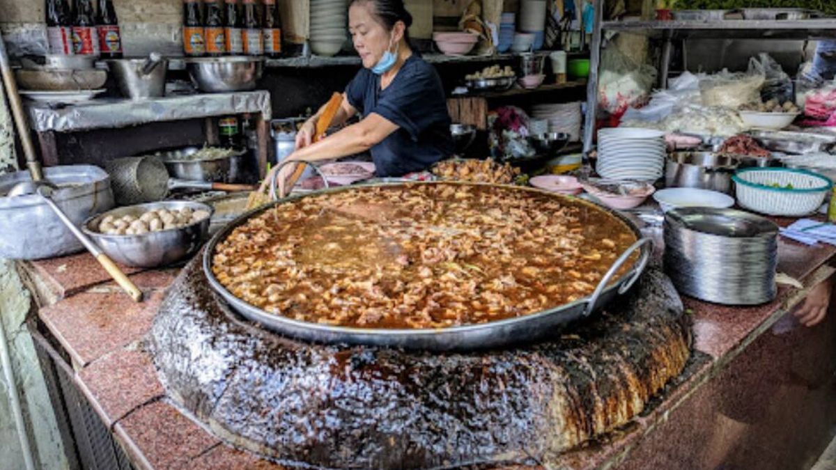 Así es el restaurante de Bangkok que lleva 50 años sirviendo platos de la misma sopa
