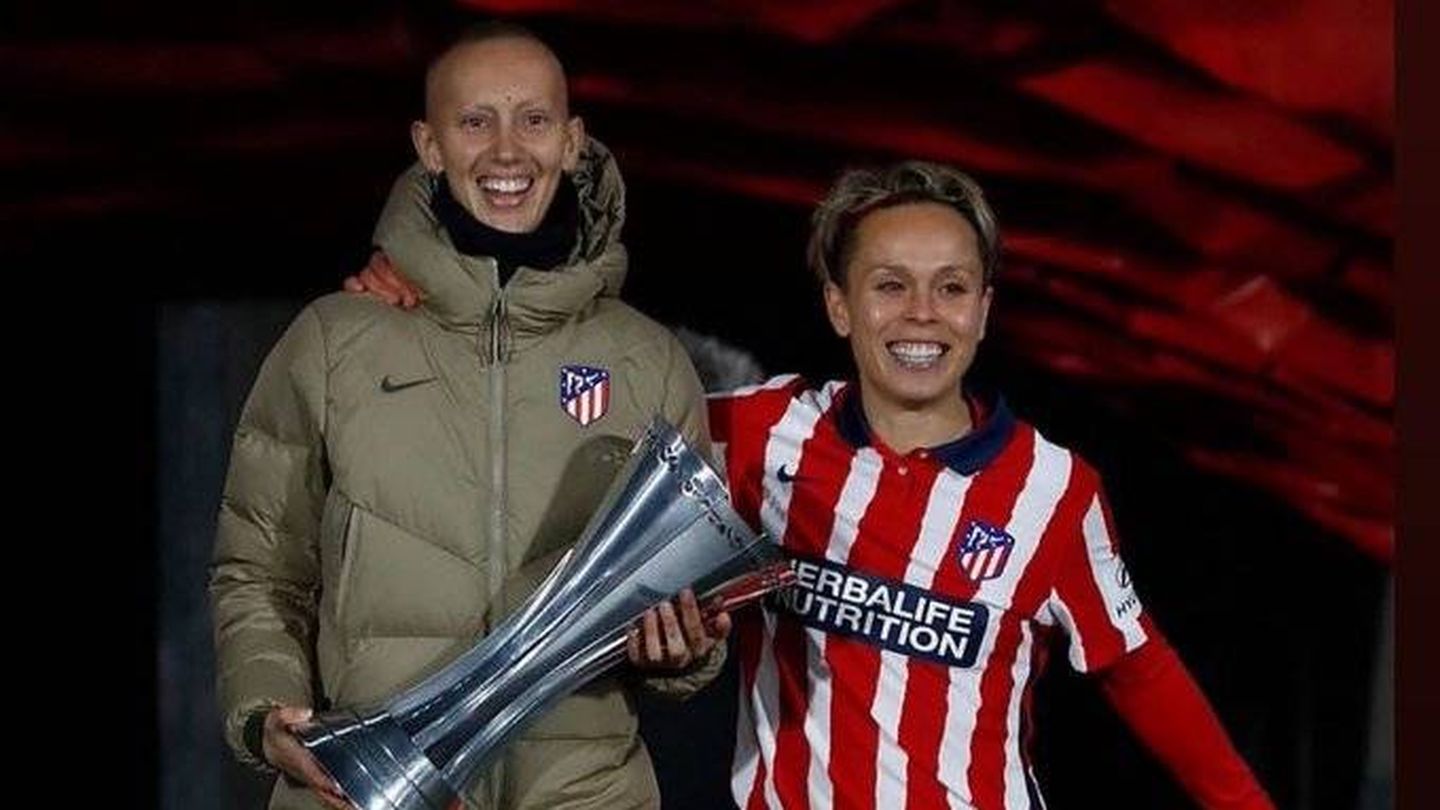 Virginia Torrecilla, con la Supercopa de España ganada por el Atlético de Madrid. (Atlético)
