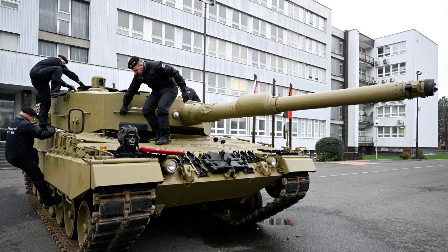 FILE PHOTO: Members of the military walk on a tank, as Germany delivers its first Leopard tanks to Slovakia as part of a deal after Slovakia donated fighting vehicles to Ukraine, in Bratislava, Slovakia, December 19, 2022. REUTERS Radovan Stoklasa File Photo