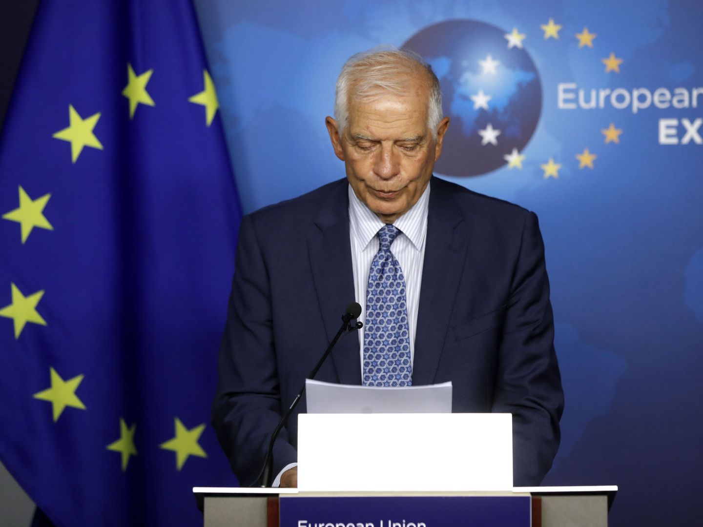 Borrell lee un comunicado tras el encuentro entre Serbia y Kosovo. (EFE)