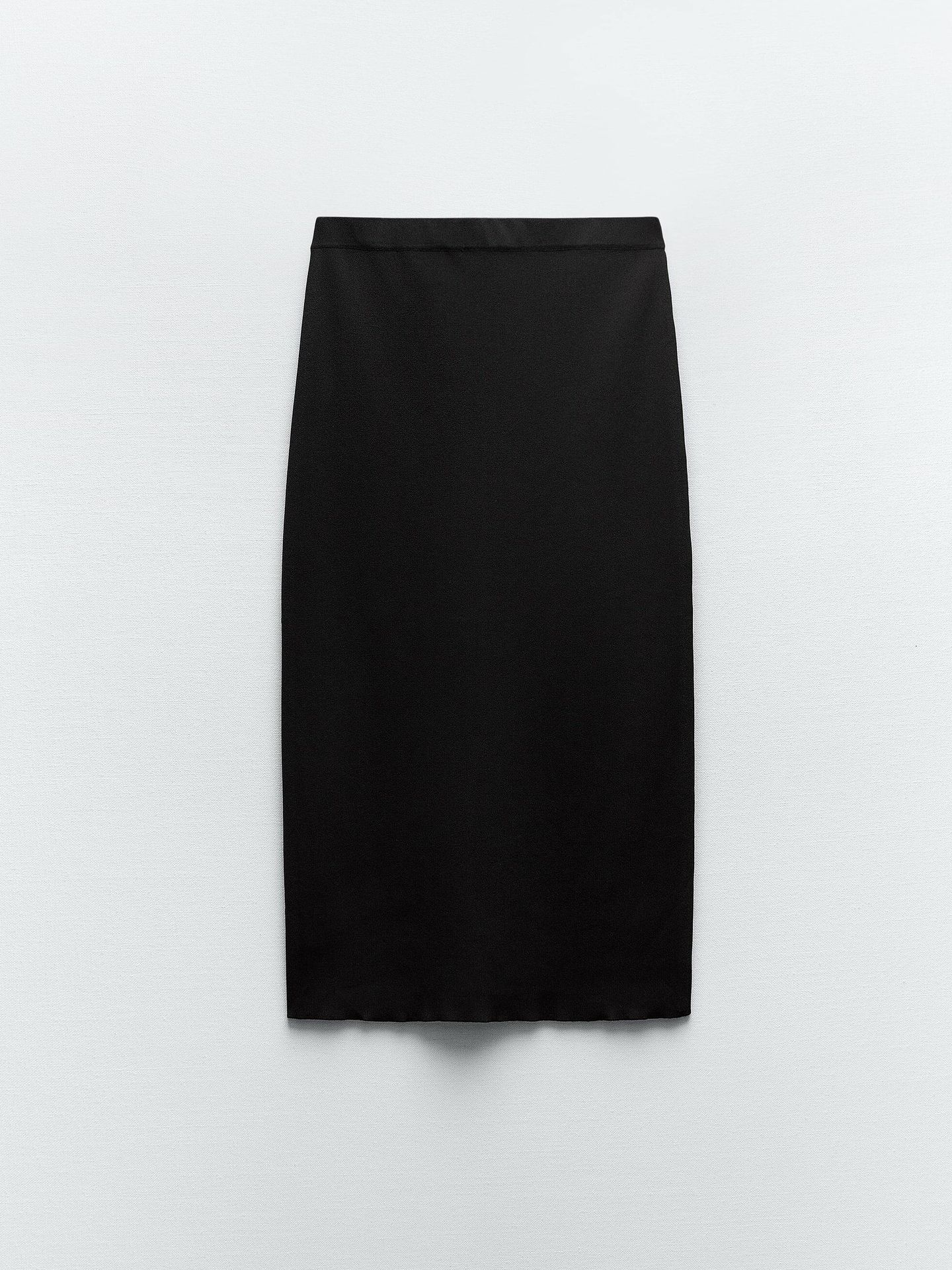Falda largo midi en color negro. (Cortesía de Zara).